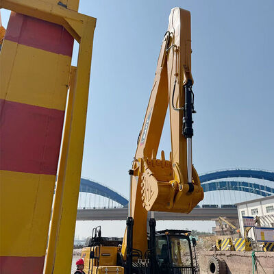 Excavateur à bras long conçu pour une portée étendue et une durabilité supérieure