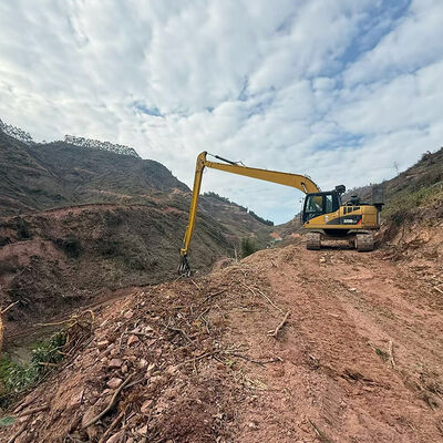 Excavateur à bras long avec poignée de bois